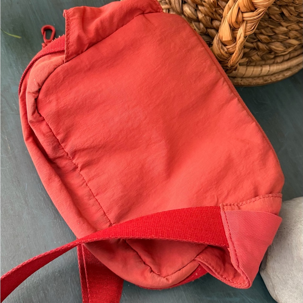 Lululemon Clean Lines Belt Bag in Red Rock. In pre-owned condition - Picture 6 of 9